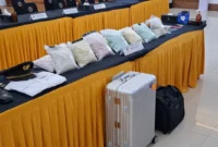 Petugas Bea Cukai dan Bareskrim Polri mengamankan barang bukti 25 kilogram ekstasi dan sabu di Bandara Soekarno-Hatta. (Posnews/Bea Cukai)