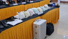 Petugas Bea Cukai dan Bareskrim Polri mengamankan barang bukti 25 kilogram ekstasi dan sabu di Bandara Soekarno-Hatta. (Posnews/Bea Cukai)