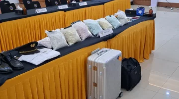 Petugas Bea Cukai dan Bareskrim Polri mengamankan barang bukti 25 kilogram ekstasi dan sabu di Bandara Soekarno-Hatta. (Posnews/Bea Cukai)