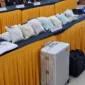 Petugas Bea Cukai dan Bareskrim Polri mengamankan barang bukti 25 kilogram ekstasi dan sabu di Bandara Soekarno-Hatta. (Posnews/Bea Cukai)