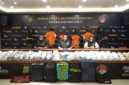 Petugas Ditresnarkoba Polda Metro Jaya menunjukkan ribuan cartridge vape mengandung etomidate yang disita dari jaringan internasional narkoba dalam konferensi pers di Jakarta. (Posnews/Humas PMJ)