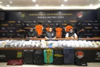 Petugas Ditresnarkoba Polda Metro Jaya menunjukkan ribuan cartridge vape mengandung etomidate yang disita dari jaringan internasional narkoba dalam konferensi pers di Jakarta. (Posnews/Humas PMJ)