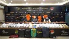 Petugas Ditresnarkoba Polda Metro Jaya menunjukkan ribuan cartridge vape mengandung etomidate yang disita dari jaringan internasional narkoba dalam konferensi pers di Jakarta. (Posnews/Humas PMJ)