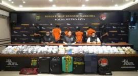 Petugas Ditresnarkoba Polda Metro Jaya menunjukkan ribuan cartridge vape mengandung etomidate yang disita dari jaringan internasional narkoba dalam konferensi pers di Jakarta. (Posnews/Humas PMJ)
