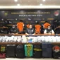 Petugas Ditresnarkoba Polda Metro Jaya menunjukkan ribuan cartridge vape mengandung etomidate yang disita dari jaringan internasional narkoba dalam konferensi pers di Jakarta. (Posnews/Humas PMJ)