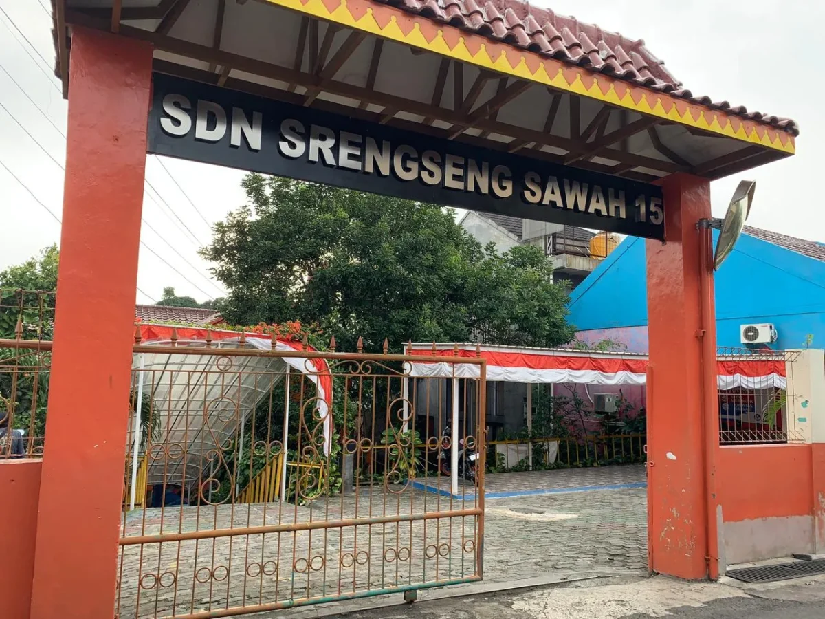 Dok, petugas kepolisian bersama Tim Gegana menyisir area SDN Srengseng Sawah 15 Pagi, Jagakarsa, Jakarta Selatan, usai menerima ancaman bom melalui pesan WhatsApp. (Posnews/SDN Srengseng Sawah)