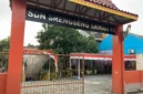 Dok, petugas kepolisian bersama Tim Gegana menyisir area SDN Srengseng Sawah 15 Pagi, Jagakarsa, Jakarta Selatan, usai menerima ancaman bom melalui pesan WhatsApp. (Posnews/SDN Srengseng Sawah)