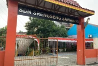 Dok, petugas kepolisian bersama Tim Gegana menyisir area SDN Srengseng Sawah 15 Pagi, Jagakarsa, Jakarta Selatan, usai menerima ancaman bom melalui pesan WhatsApp. (Posnews/SDN Srengseng Sawah)