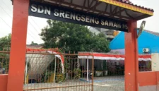 Dok, petugas kepolisian bersama Tim Gegana menyisir area SDN Srengseng Sawah 15 Pagi, Jagakarsa, Jakarta Selatan, usai menerima ancaman bom melalui pesan WhatsApp. (Posnews/SDN Srengseng Sawah)