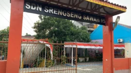 Dok, petugas kepolisian bersama Tim Gegana menyisir area SDN Srengseng Sawah 15 Pagi, Jagakarsa, Jakarta Selatan, usai menerima ancaman bom melalui pesan WhatsApp. (Posnews/SDN Srengseng Sawah)