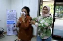 Polisi menunjukkan barang bukti kasus penggelapan Rp450 juta oleh seorang asisten rumah tangga (ART) di Kalideres, Jakarta Barat, berupa kartu ATM dan perhiasan yang diduga dibeli dari hasil kejahatan. (Posnews/Polsek Kalideres)