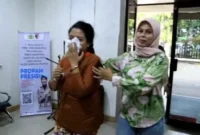 Polisi menunjukkan barang bukti kasus penggelapan Rp450 juta oleh seorang asisten rumah tangga (ART) di Kalideres, Jakarta Barat, berupa kartu ATM dan perhiasan yang diduga dibeli dari hasil kejahatan. (Posnews/Polsek Kalideres)