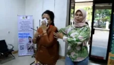 Polisi menunjukkan barang bukti kasus penggelapan Rp450 juta oleh seorang asisten rumah tangga (ART) di Kalideres, Jakarta Barat, berupa kartu ATM dan perhiasan yang diduga dibeli dari hasil kejahatan. (Posnews/Polsek Kalideres)