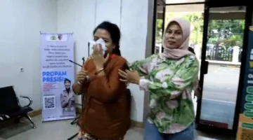 Polisi menunjukkan barang bukti kasus penggelapan Rp450 juta oleh seorang asisten rumah tangga (ART) di Kalideres, Jakarta Barat, berupa kartu ATM dan perhiasan yang diduga dibeli dari hasil kejahatan. (Posnews/Polsek Kalideres)