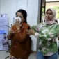 Polisi menunjukkan barang bukti kasus penggelapan Rp450 juta oleh seorang asisten rumah tangga (ART) di Kalideres, Jakarta Barat, berupa kartu ATM dan perhiasan yang diduga dibeli dari hasil kejahatan. (Posnews/Polsek Kalideres)