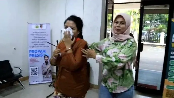 Polisi menunjukkan barang bukti kasus penggelapan Rp450 juta oleh seorang asisten rumah tangga (ART) di Kalideres, Jakarta Barat, berupa kartu ATM dan perhiasan yang diduga dibeli dari hasil kejahatan. (Posnews/Polsek Kalideres)