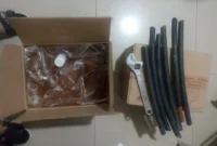 Polisi mengamankan pelaku pencurian usai membobol gudang perusahaan di Kawasan Industri Jababeka II, Cikarang Selatan, Kabupaten Bekasi. (Posnews/Cikarang Selatan)