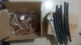 Polisi mengamankan pelaku pencurian usai membobol gudang perusahaan di Kawasan Industri Jababeka II, Cikarang Selatan, Kabupaten Bekasi. (Posnews/Cikarang Selatan)