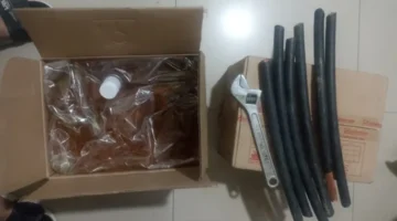 Polisi mengamankan pelaku pencurian usai membobol gudang perusahaan di Kawasan Industri Jababeka II, Cikarang Selatan, Kabupaten Bekasi. (Posnews/Cikarang Selatan)