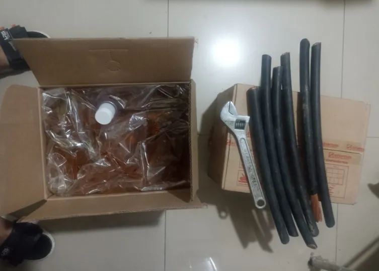 Polisi mengamankan pelaku pencurian usai membobol gudang perusahaan di Kawasan Industri Jababeka II, Cikarang Selatan, Kabupaten Bekasi. (Posnews/Cikarang Selatan)
