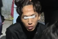 Pelaku Rahmat Dimas (RD) digiring petugas Polda Metro Jaya usai ditangkap dalam kasus pembunuhan dan perampasan motor terhadap driver ojek online (ojol) di Kosambi, Kabupaten Tangerang, Banten. (Posnews/PMJ)