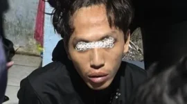 Pelaku Rahmat Dimas (RD) digiring petugas Polda Metro Jaya usai ditangkap dalam kasus pembunuhan dan perampasan motor terhadap driver ojek online (ojol) di Kosambi, Kabupaten Tangerang, Banten. (Posnews/PMJ)