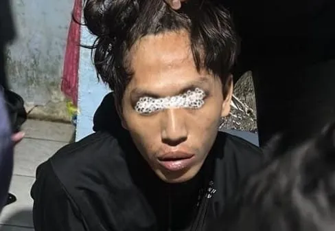 Pelaku Rahmat Dimas (RD) digiring petugas Polda Metro Jaya usai ditangkap dalam kasus pembunuhan dan perampasan motor terhadap driver ojek online (ojol) di Kosambi, Kabupaten Tangerang, Banten. (Posnews/PMJ)