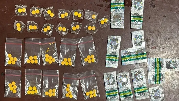 Polisi menangkap dua pengedar obat keras ilegal dan menyita ribuan obat daftar G di Kalideres, Jakarta Barat. Posnews/Polsek Kalideres)