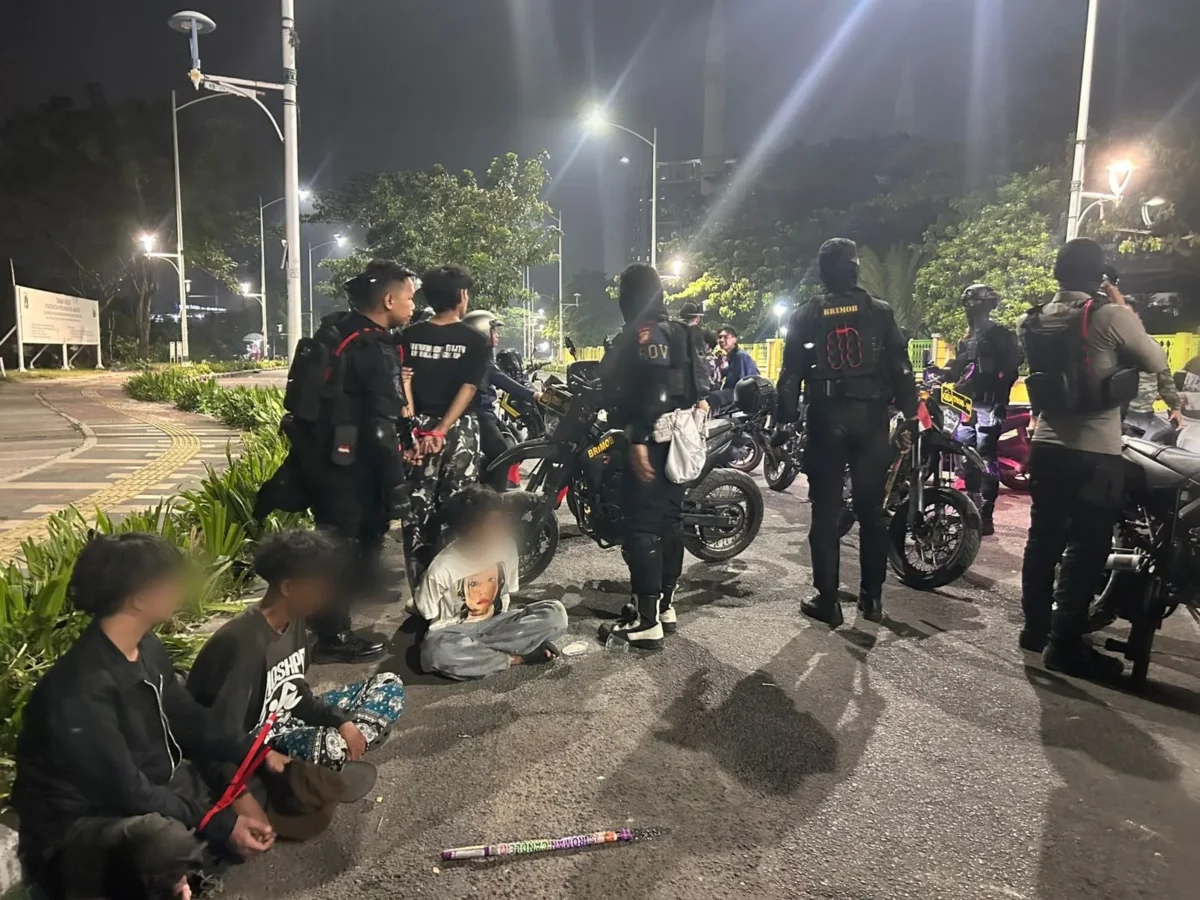 Petugas Patroli Perintis Presisi Polres Metro Jakarta Barat mengamankan empat remaja yang diduga terlibat tawuran di kawasan Pesakih, Cengkareng, beserta barang bukti celurit, telepon genggam, dan kembang api. (Posnews/Polres Jakbar)