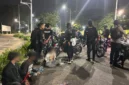 Petugas Patroli Perintis Presisi Polres Metro Jakarta Barat mengamankan empat remaja yang diduga terlibat tawuran di kawasan Pesakih, Cengkareng, beserta barang bukti celurit, telepon genggam, dan kembang api. (Posnews/Polres Jakbar)