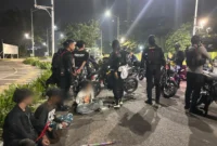 Petugas Patroli Perintis Presisi Polres Metro Jakarta Barat mengamankan empat remaja yang diduga terlibat tawuran di kawasan Pesakih, Cengkareng, beserta barang bukti celurit, telepon genggam, dan kembang api. (Posnews/Polres Jakbar)