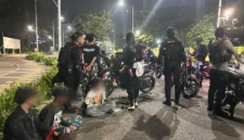 Petugas Patroli Perintis Presisi Polres Metro Jakarta Barat mengamankan empat remaja yang diduga terlibat tawuran di kawasan Pesakih, Cengkareng, beserta barang bukti celurit, telepon genggam, dan kembang api. (Posnews/Polres Jakbar)