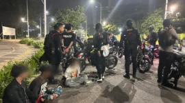 Petugas Patroli Perintis Presisi Polres Metro Jakarta Barat mengamankan empat remaja yang diduga terlibat tawuran di kawasan Pesakih, Cengkareng, beserta barang bukti celurit, telepon genggam, dan kembang api. (Posnews/Polres Jakbar)