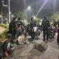 Petugas Patroli Perintis Presisi Polres Metro Jakarta Barat mengamankan empat remaja yang diduga terlibat tawuran di kawasan Pesakih, Cengkareng, beserta barang bukti celurit, telepon genggam, dan kembang api. (Posnews/Polres Jakbar)