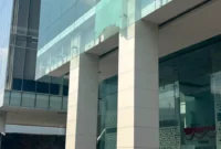 Tim Inafis Polres Metro Jakarta Pusat melakukan olah TKP di gedung Badan Gizi Nasional setelah satu panel kaca di lantai dua pecah di kawasan Kebon Sirih. (Posnews/Istimewa)
