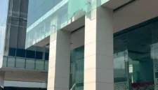 Tim Inafis Polres Metro Jakarta Pusat melakukan olah TKP di gedung Badan Gizi Nasional setelah satu panel kaca di lantai dua pecah di kawasan Kebon Sirih. (Posnews/Istimewa)
