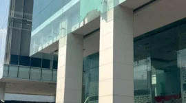 Tim Inafis Polres Metro Jakarta Pusat melakukan olah TKP di gedung Badan Gizi Nasional setelah satu panel kaca di lantai dua pecah di kawasan Kebon Sirih. (Posnews/Istimewa)
