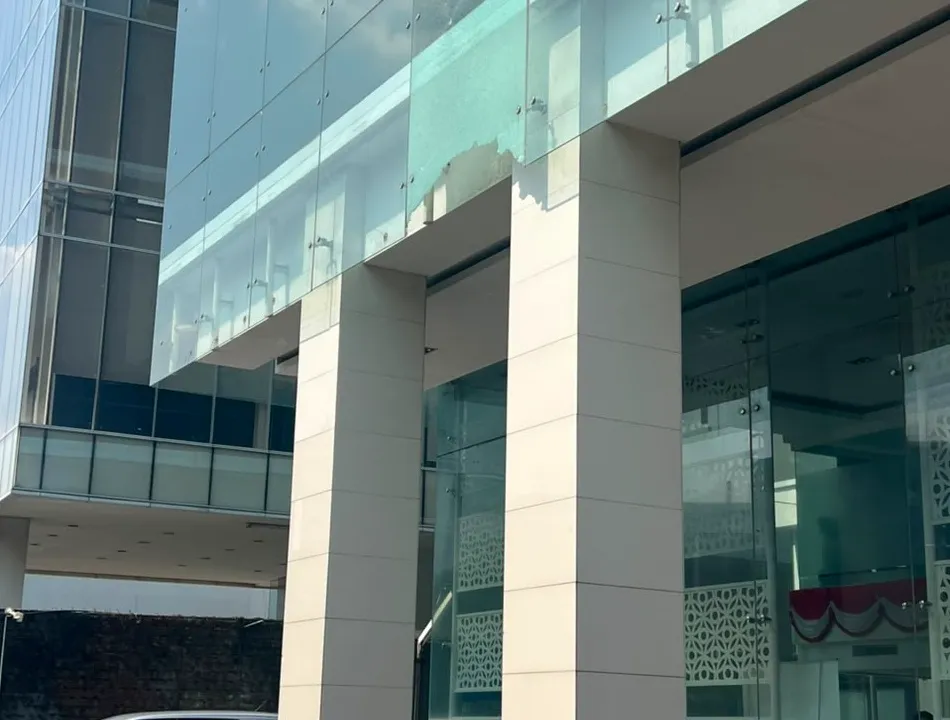 Tim Inafis Polres Metro Jakarta Pusat melakukan olah TKP di gedung Badan Gizi Nasional setelah satu panel kaca di lantai dua pecah di kawasan Kebon Sirih. (Posnews/Istimewa)
