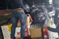 Polisi menyita 1.134 botol miras ilegal dan menangkap seorang penjual di Ciseeng, Kabupaten Bogor. (Posnews/Polsek Parung)