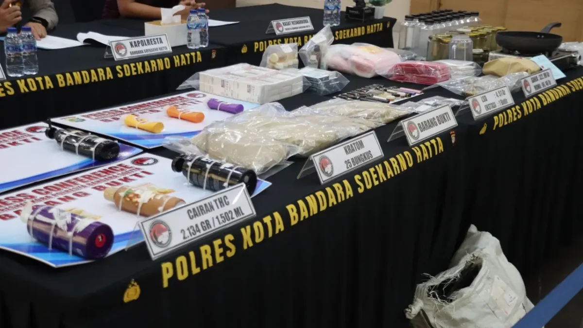 Polisi menunjukkan barang bukti cairan THC, cartridge vape, ganja, dan narkotika lain hasil pengungkapan jaringan narkoba internasional yang beroperasi di Bali. (Posnews/Polres Bandara Sotta)