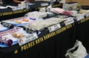 Polisi menunjukkan barang bukti cairan THC, cartridge vape, ganja, dan narkotika lain hasil pengungkapan jaringan narkoba internasional yang beroperasi di Bali. (Posnews/Polres Bandara Sotta)