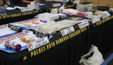 Polisi menunjukkan barang bukti cairan THC, cartridge vape, ganja, dan narkotika lain hasil pengungkapan jaringan narkoba internasional yang beroperasi di Bali. (Posnews/Polres Bandara Sotta)