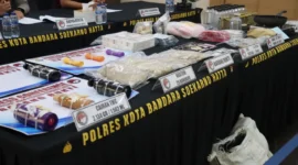 Polisi menunjukkan barang bukti cairan THC, cartridge vape, ganja, dan narkotika lain hasil pengungkapan jaringan narkoba internasional yang beroperasi di Bali. (Posnews/Polres Bandara Sotta)