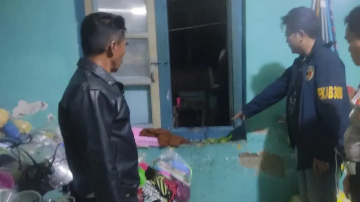 Polisi melakukan olah TKP di rumah korban penusukan di Desa Wai Muli Induk, Kalianda, Lampung Selatan. (Posnews/Polres Lampuing Selatan)