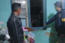 Polisi melakukan olah TKP di rumah korban penusukan di Desa Wai Muli Induk, Kalianda, Lampung Selatan. (Posnews/Polres Lampuing Selatan)