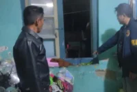 Polisi melakukan olah TKP di rumah korban penusukan di Desa Wai Muli Induk, Kalianda, Lampung Selatan. (Posnews/Polres Lampuing Selatan)