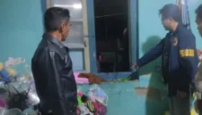 Polisi melakukan olah TKP di rumah korban penusukan di Desa Wai Muli Induk, Kalianda, Lampung Selatan. (Posnews/Polres Lampuing Selatan)
