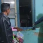Polisi melakukan olah TKP di rumah korban penusukan di Desa Wai Muli Induk, Kalianda, Lampung Selatan. (Posnews/Polres Lampuing Selatan)