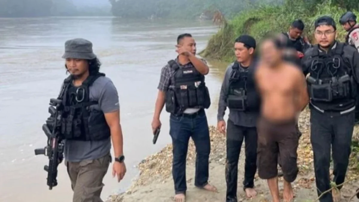 Tim gabungan kepolisian mengamankan terduga pelaku penyerangan terhadap anggota Satresnarkoba Polres Katingan dalam kasus yang menewaskan tiga personel Polri di Kalimantan Tengah. (Posnews/Polres Katingan)