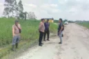 Petugas mengecek lokasi penemuan jasad karyawan sawit yang diduga diterkam harimau Sumatra di kawasan hutan Kabupaten Pelalawan, Riau. (Posnews/Polsubsektor Pelalawan)
